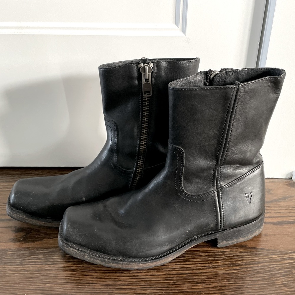 MEN’S FRYE HEATH INSIDE ZIP BOOT